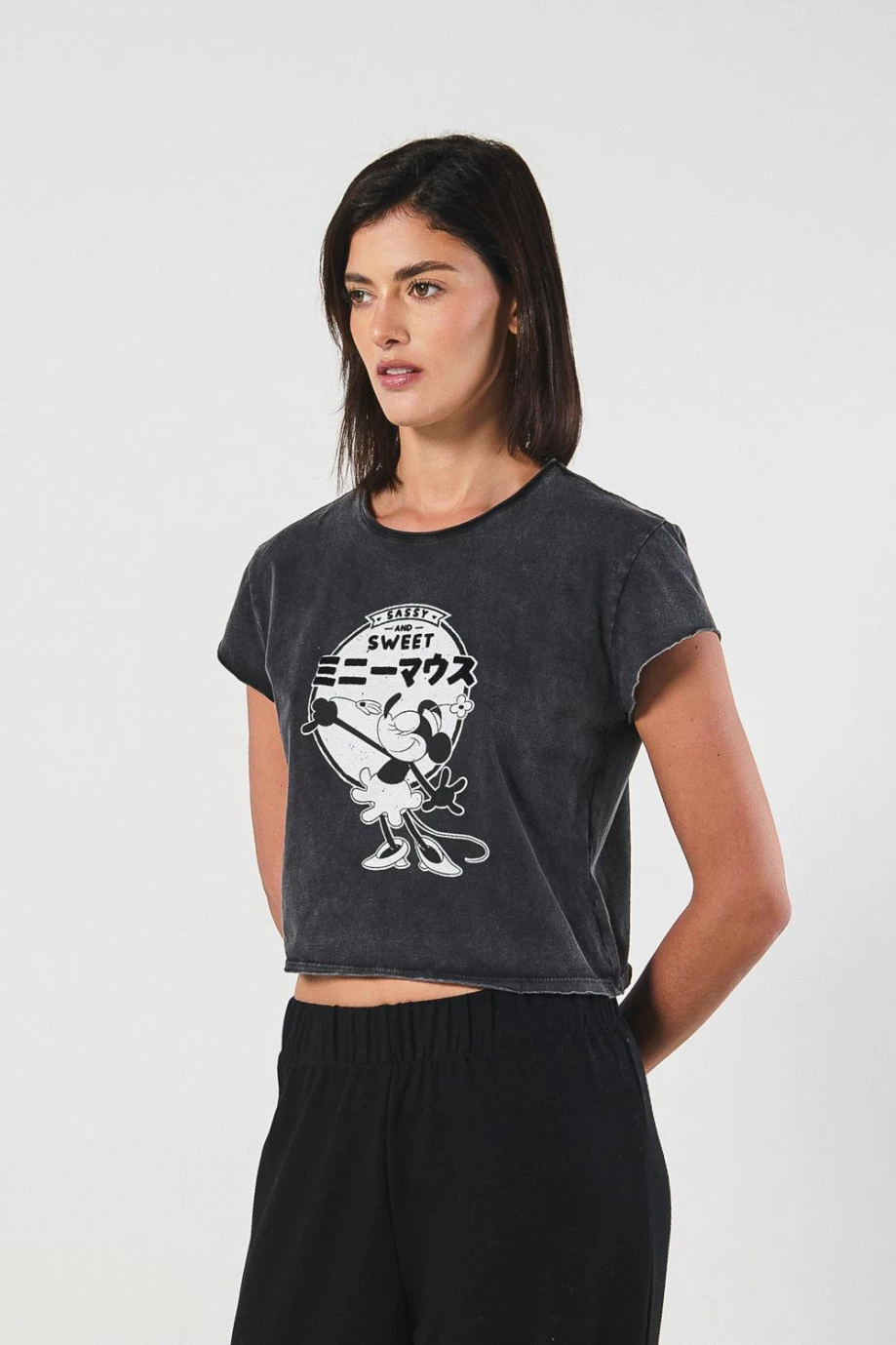 Camiseta negra teñida crop top con diseño de Minnie