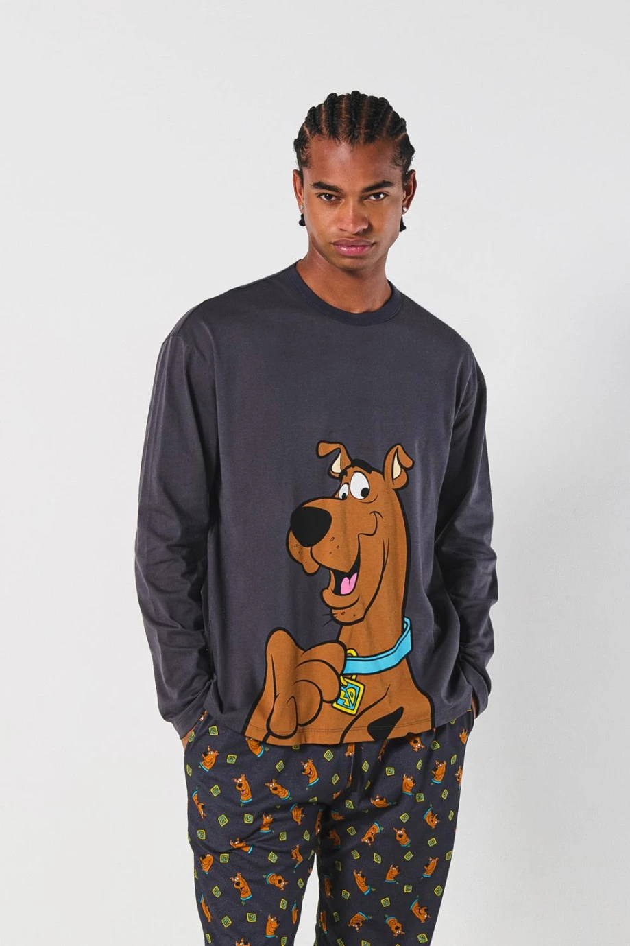 Camiseta manga larga gris con diseño de Scooby-Doo