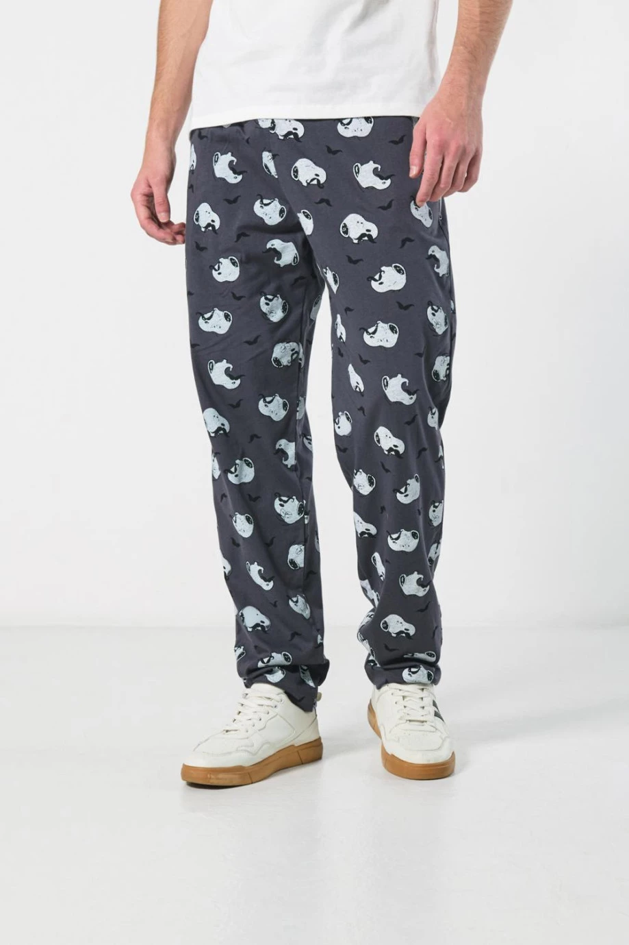 Pantalón gris jogger con estampados de Snoopy