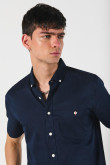 Camisa con cuello button down, manga corta con colores solidos de temporada