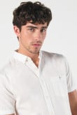 Camisa con cuello button down, manga corta con colores solidos de temporada