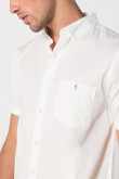 Camisa con cuello button down, manga corta con colores solidos de temporada