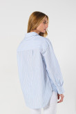 Blusa manga larga unicolor oversize a rayas con bolsillo