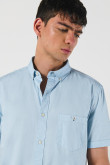 Camisa con cuello button down, manga corta con colores solidos de temporada