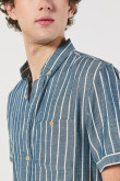 Camisa con cuello button down, manga corta a rayas