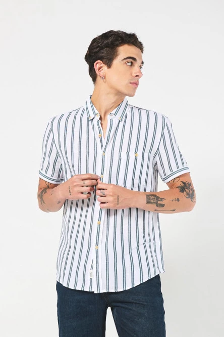 Camisa con cuello button down, manga corta a rayas