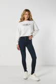 Buzo crema claro crop top con estampado college