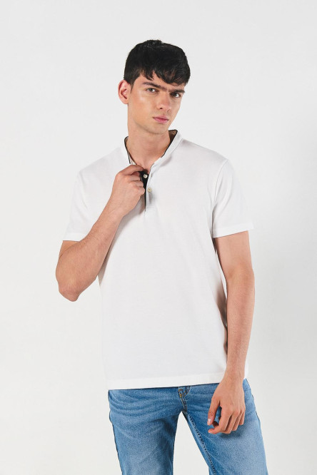 Camiseta Polo tela con textura unicolor con cuello neru y puños tejidos