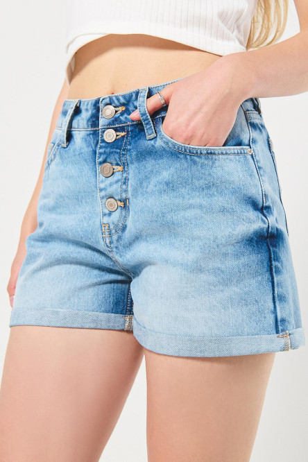 Short en jean azul claro con botones y tiro alto