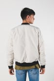 Chaqueta unicolor bomber con cremallera y bolsillos