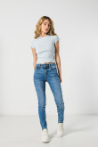 Jean jegging azul claro con tiro alto y ajuste ceñido