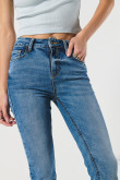 Jean jegging azul claro con tiro alto y ajuste ceñido