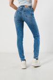 Jean jegging azul claro con tiro alto y ajuste ceñido