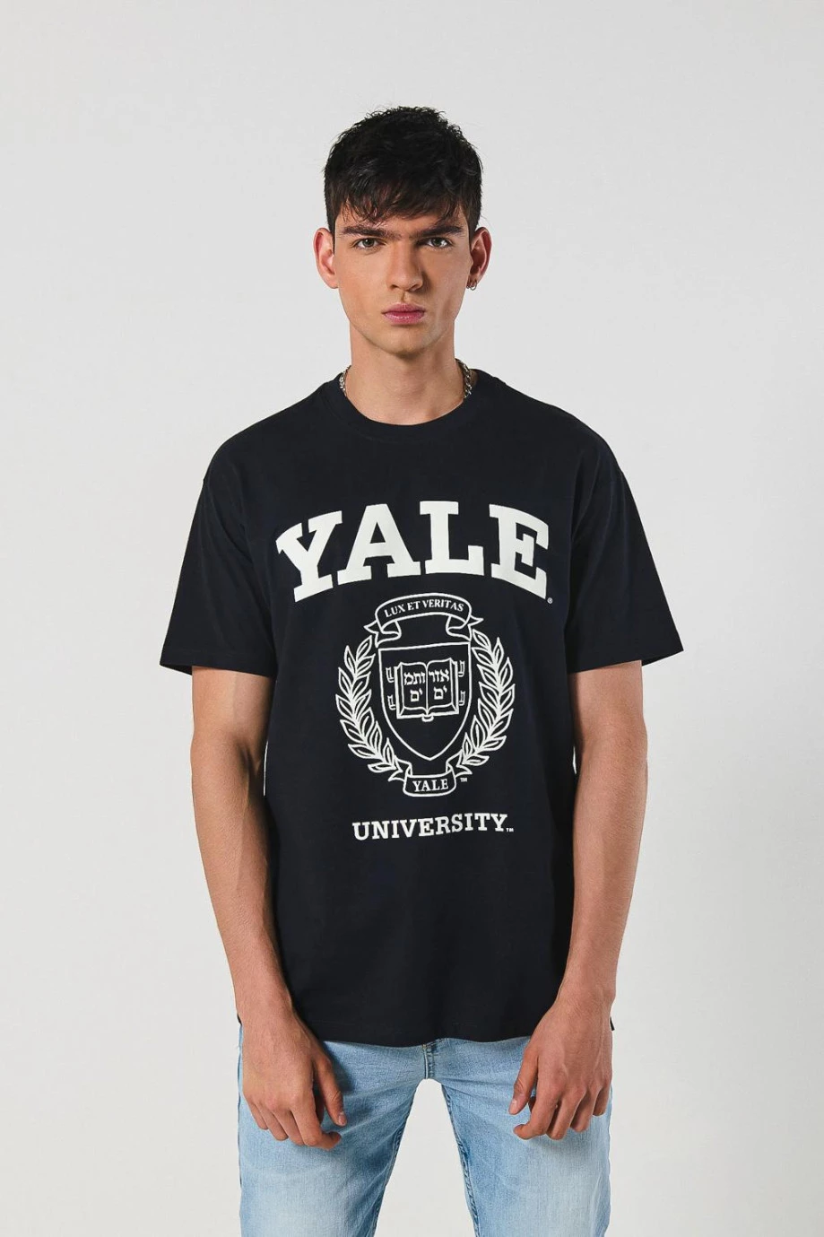 Camiseta azul intensa cuello redondo con diseño de Yale