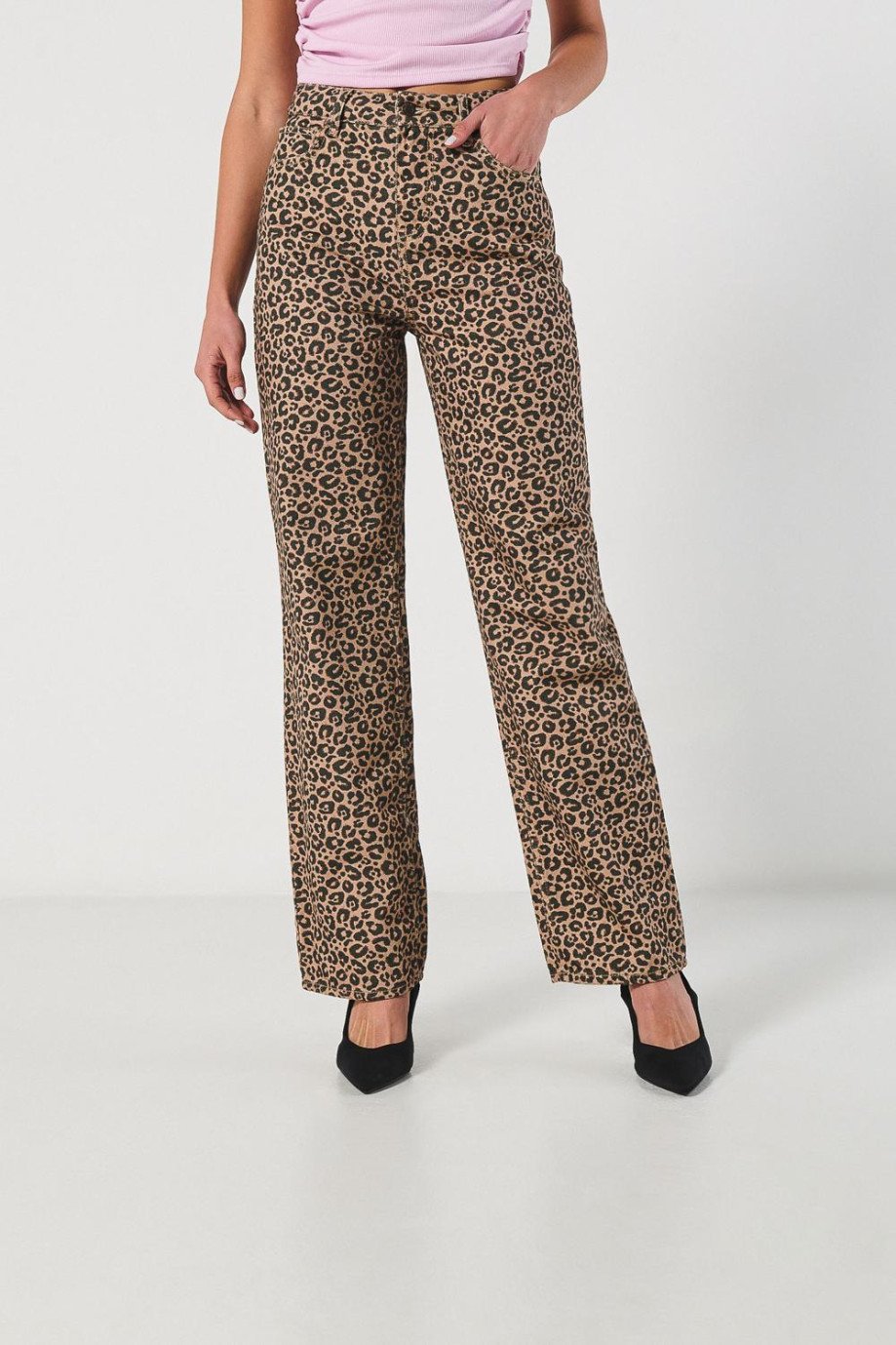 Jean tiro alto 90´S café con estampados animal print