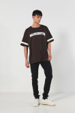 Camiseta oversize café college con cuello redondo