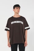 Camiseta oversize café college con cuello redondo