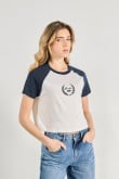 camiseta-ranglan-manga-corta-femenina-con-arte-en-el-frente-tipo-college