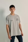 Camiseta Oversize para hombre con estampado localizado en frente.