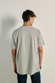 Camiseta Oversize para hombre con estampado localizado en frente.