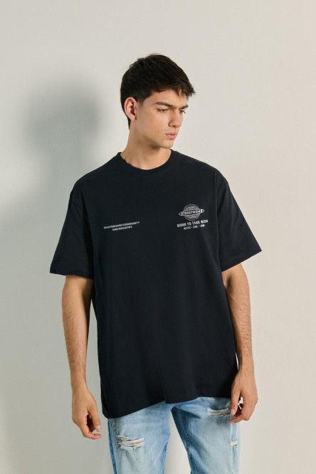 Camiseta Oversize para hombre con estampado localizado en frente.