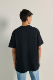 Camiseta Oversize para hombre con estampado localizado en frente.