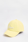 Gorra beisbolera en color amarillo con bordado frontal 3D