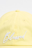 Gorra beisbolera en color amarillo con bordado frontal 3D