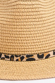 Sombrero fedora en color crema con adorno en contorno.