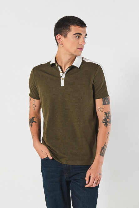 Camiseta polo verde oscura con contrastes blancos