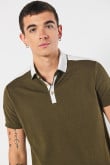 Camiseta polo verde oscura con contrastes blancos