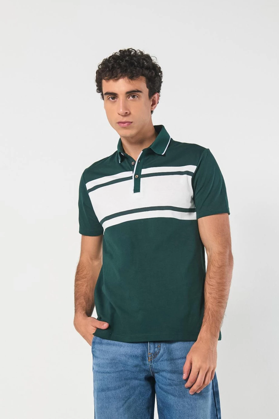 Camiseta polo verde oscura con franjas blancas y manga corta