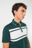 Camiseta polo verde oscura con franjas blancas y manga corta