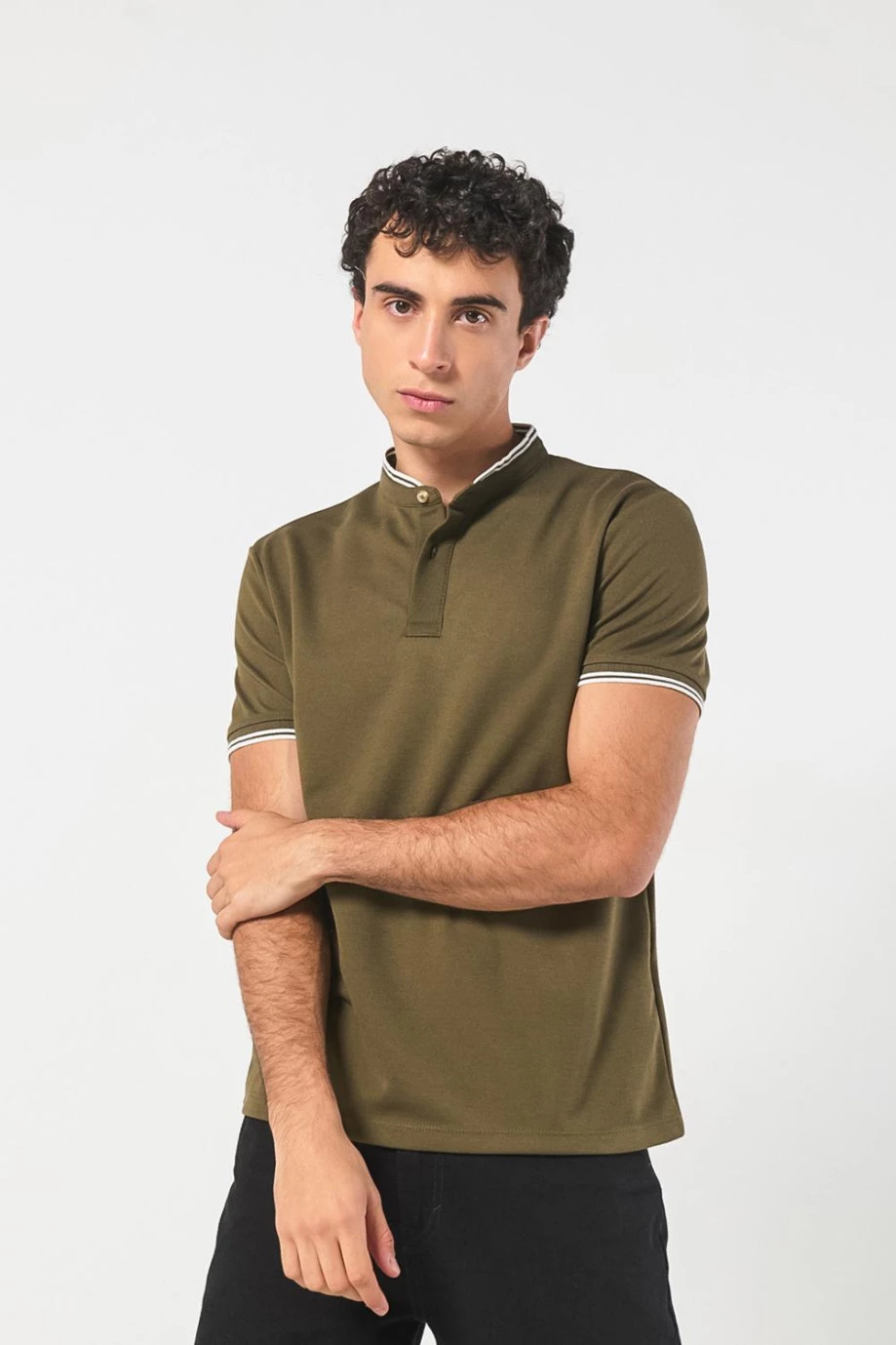 Camiseta Polo unicolor con cuello y puños tejidos.