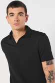 Camiseta negra polo con cuello V y manga corta