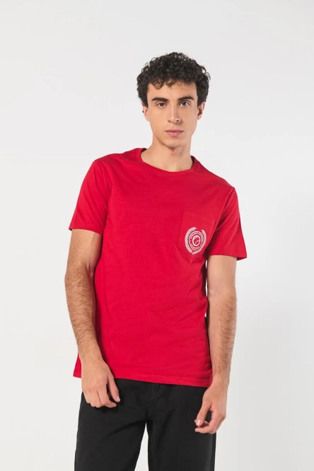 Camiseta roja con bolsillo, manga corta y arte college