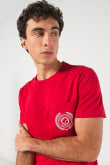 Camiseta roja con bolsillo, manga corta y arte college