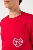 Camiseta roja con bolsillo, manga corta y arte college