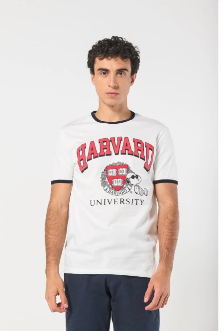 Camiseta manga corta crema muy claro con estampado de Harvard y Snoopy.