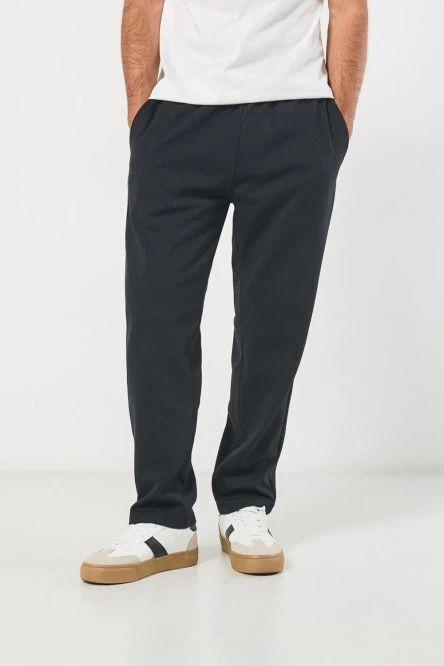 Pantalón unicolor jogger con bolsillos y bota recta