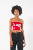 Top rojo oscuro strapless con estampado college