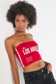 Top rojo oscuro strapless con estampado college