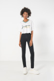 Camiseta crop top oversize crema con estampado college