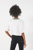 Camiseta crop top oversize crema con estampado college