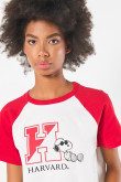 Camiseta crema college de Snoopy & Harvard con manga ranglan