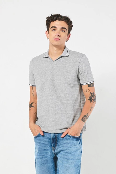 Camiseta Polo  con cuello y puños tejidos.