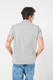 Camiseta Polo  con cuello y puños tejidos.