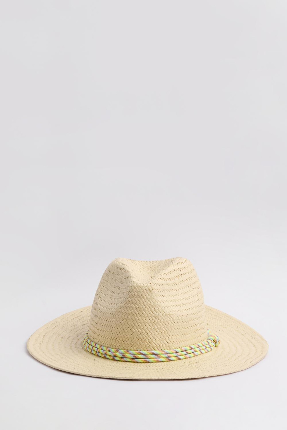 Sombrero en papel trenzado  con corona dentada y cordón triple decorativo