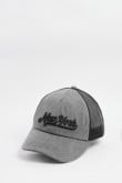 Cachucha negra trucker con malla y diseño college bordado