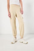 Pantalón unicolor cargo jogger con bolsillos laterales